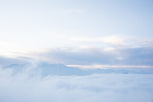 云海之上的梦幻天空