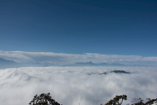 云海之上的壮丽蓝天景观
