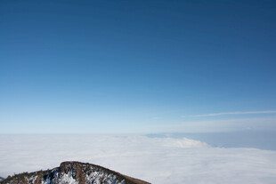 高山之巅云海蓝天美景