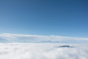 云端之上的壮丽景致