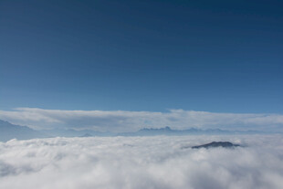 云海之上的蓝天美景