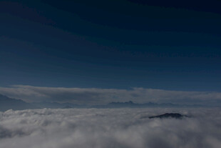 云海之上的深邃天空