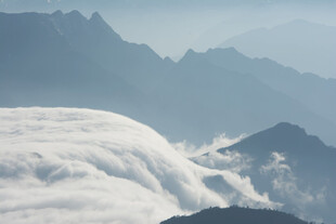 云海中的壮丽山峦景观