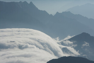 云海中的壮丽山峦景观