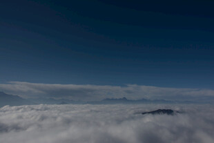 云海之上的壮阔天空