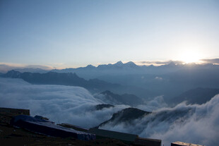 高山云海间的壮丽日出