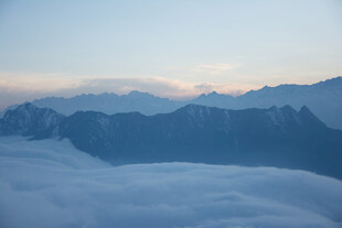 云海之上的壮丽山峦