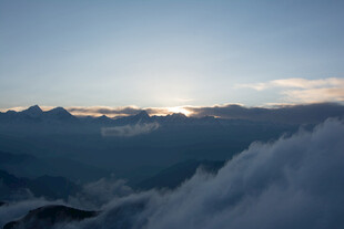 云海之上的壮丽日出景观
