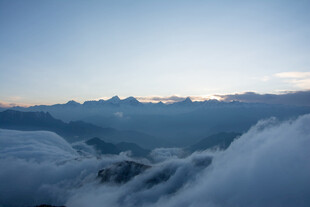 云海之上的壮丽山峦景色