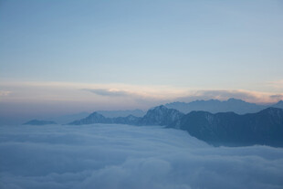 云海之上的壮丽山景