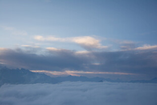 云海之上的梦幻天空景色