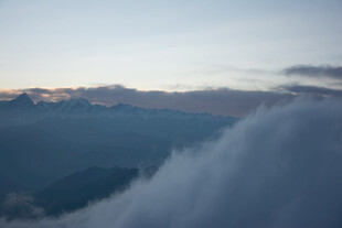 云海之上的壮丽天际线