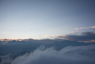 云海之上的壮丽天空景观