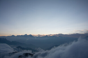 云海之上的壮丽山景