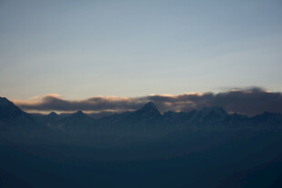 日出时分的壮丽山峦