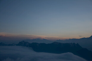 云海之上的壮丽山景