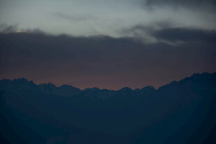 黄昏下的连绵山脉