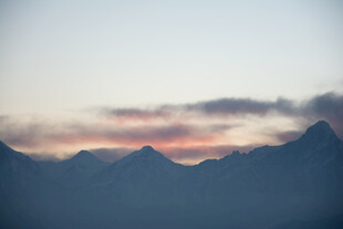 日出时分的壮丽山峦