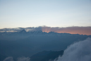 壮丽云海中的山峦日出