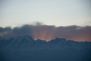 壮丽山景与天边绚烂霞光