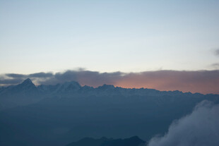 日出时分的壮丽山峦景色