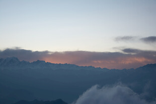 山间暮色 云霞映于天际