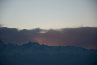 黄昏下的山峦与天边云霞