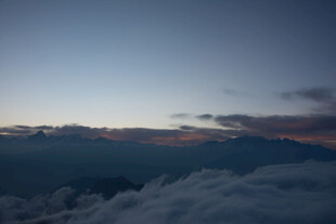 云海之上的壮丽天空