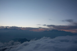 云海之上的绚丽天际