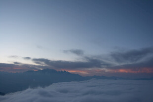 云海之上的绚烂霞光