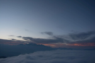 高空云海间的绚丽霞光