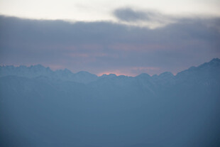 山间暮色 天边一抹霞光