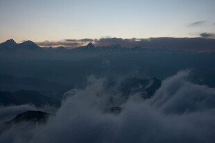 云海之上的壮丽山景