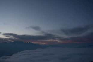 云海之上的绚烂天空