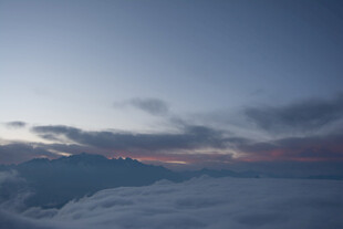 高空云海间的壮丽霞光