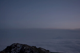 山顶云海暮色景观