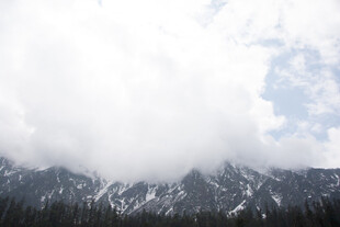 云雾缭绕的雪山美景