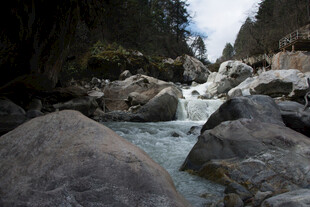 山间溪流穿石而过