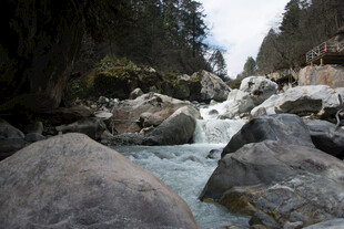 山间湍急溪流与嶙峋巨石