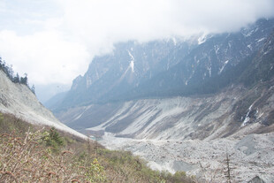 壮丽山景与开阔山谷