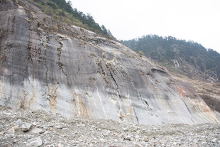 山体岩石断面景观