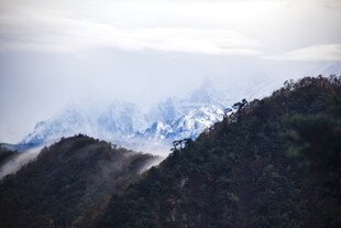 云雾缭绕的巍峨山峦