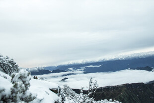 雪覆山川美景
