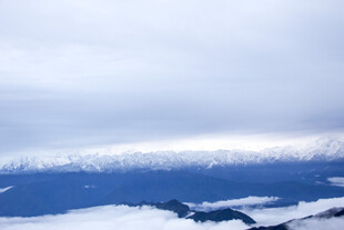 雪山远景风光