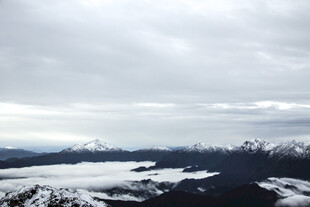 雪山云海壮丽自然景观
