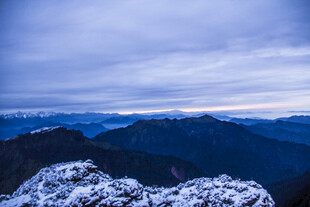 雪山远眺壮丽山景