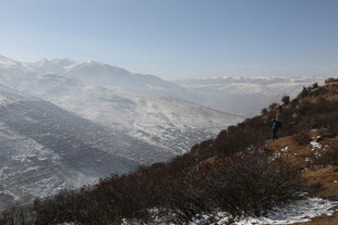 冬日山峦雪景