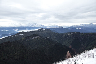 雪山森林远景风光