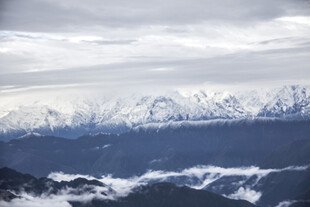 壮丽雪山云海景观