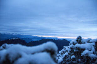 雪覆山峦的静谧晨光